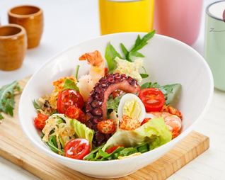 Салат Цезарь с креветками и осьминогом