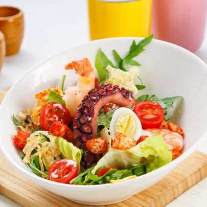 Салат Цезарь с креветками и осьминогом