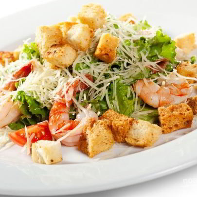Салат Цезарь с креветками классический простой