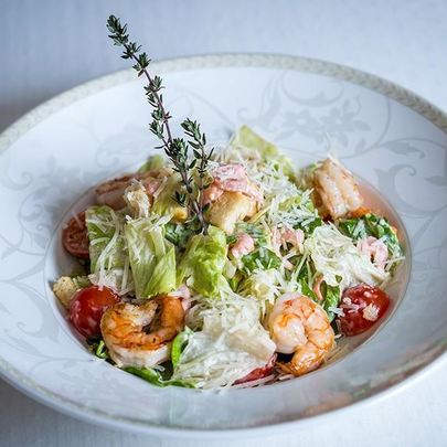 Салат цезарь с креветками королевский