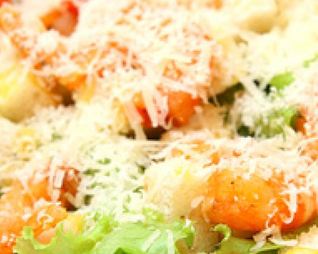 Салат Цезарь с креветками