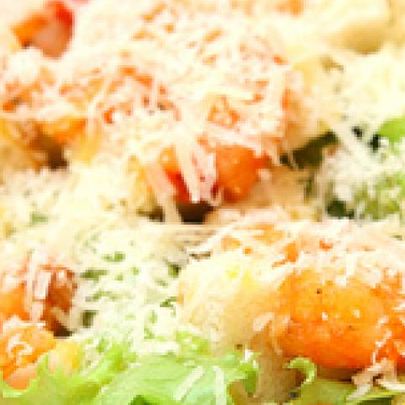 Салат Цезарь с креветками