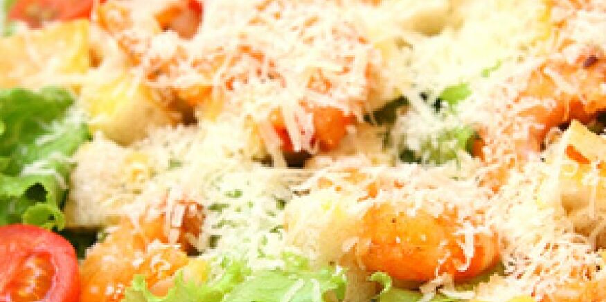 Рецепт салата цезарь с креветками