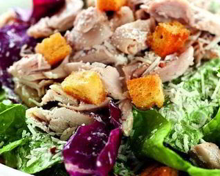 Салат Цезарь с куриной грудкой