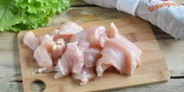 салат цезарь с курицей и сухариками