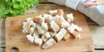 салат цезарь с курицей и сухариками