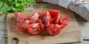 салат цезарь с курицей и сухариками