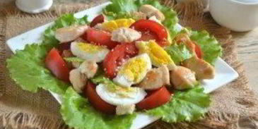 салат цезарь с курицей и сухариками