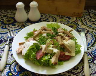 Салат Цезарь с курицей классический простой