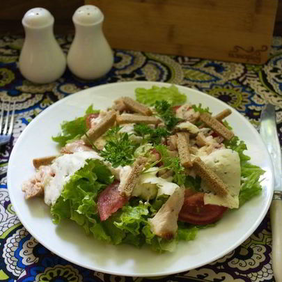 Салат Цезарь с курицей классический простой