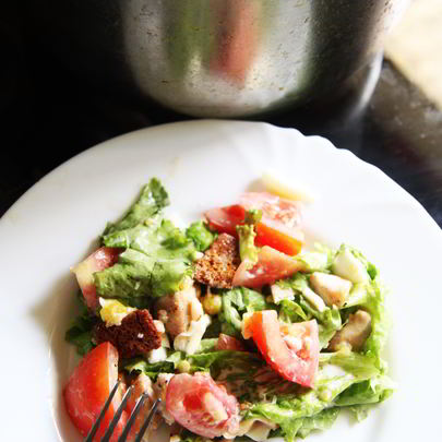 Салат Цезарь с курицей, овощами и сыром