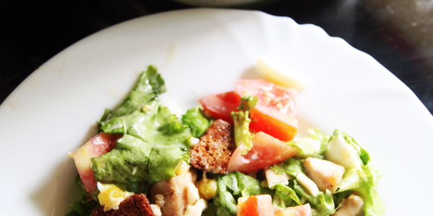 Рецепт салата цезарь с курицей, овощами и сыром