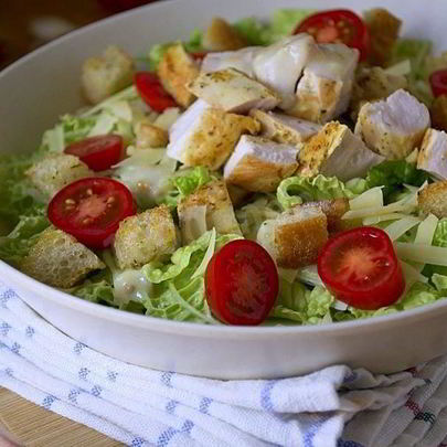 Салат Цезарь с курицей, сухариками и помидорами