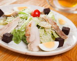 Салат Цезарь с курицей