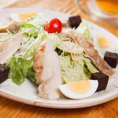 Салат Цезарь с курицей