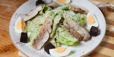 салат цезарь с курицей
