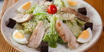 салат цезарь с курицей