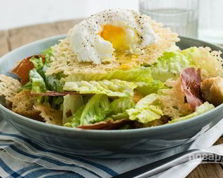 Салат Цезарь с прошутто