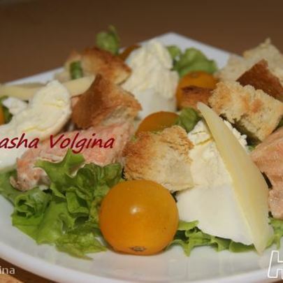 Салат Цезарь с рыбой