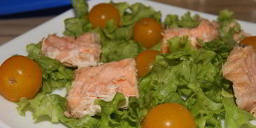 салат цезарь с рыбой