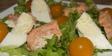 салат цезарь с рыбой