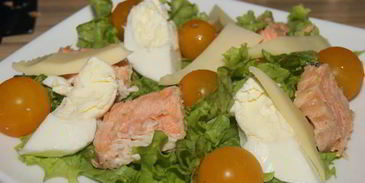 салат цезарь с рыбой