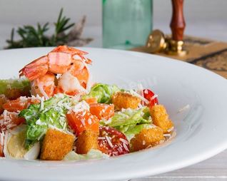 Салат цезарь с семгой и креветками