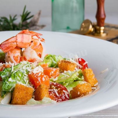 Салат цезарь с семгой и креветками