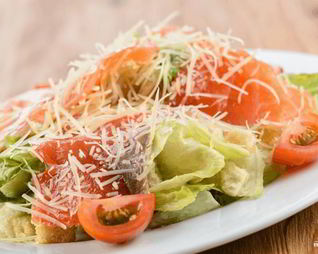 Салат Цезарь с семгой