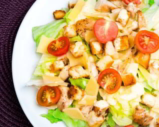 Салат Цезарь с соусом