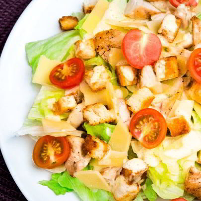 Салат Цезарь с соусом