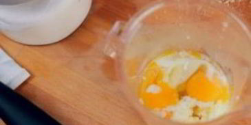 салат цезарь с соусом