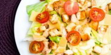 салат цезарь с соусом