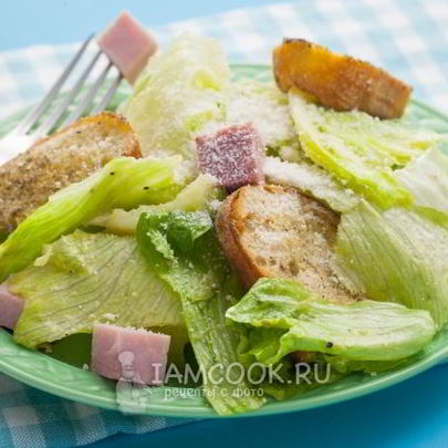 Салат Цезарь с ветчиной