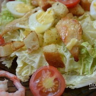 Салат Цезарь с жареной курицей и креветками