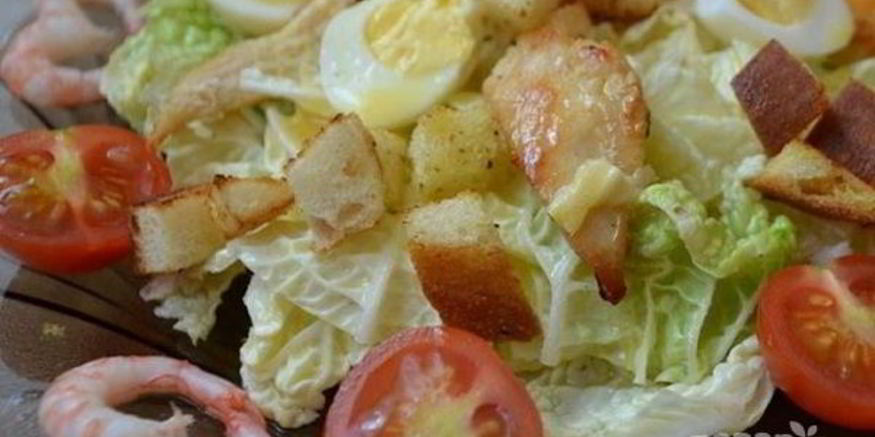 Рецепт салата цезарь с жареной курицей и креветками