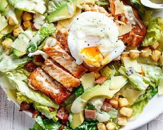Салат Цезарь с жареной семгой и авокадо