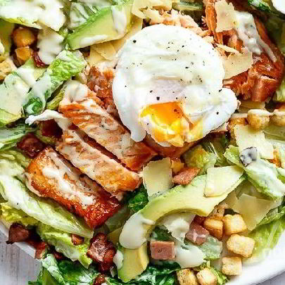 Салат Цезарь с жареной семгой и авокадо