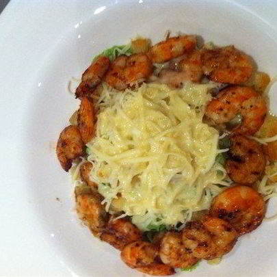 Салат Цезарь с жареными креветками и чесночными гренками