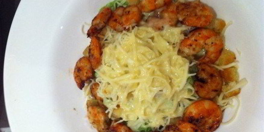 Рецепт салата цезарь с жареными креветками и чесночными гренками