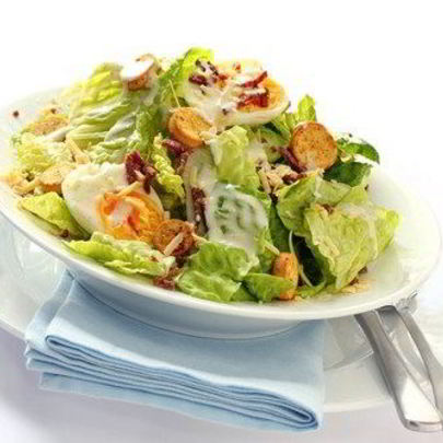 Салат Цезарь с желтыми помидорами черри и изюмом