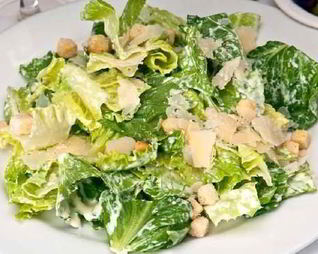 Салат цезарь со сметанно-лимонной заправкой