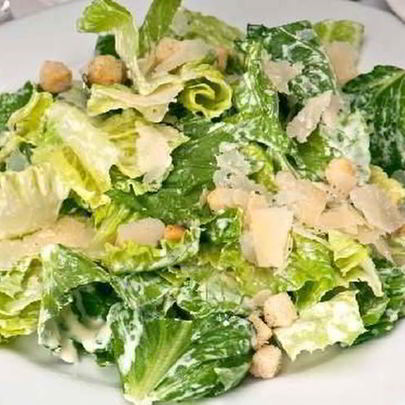 Салат цезарь со сметанно-лимонной заправкой