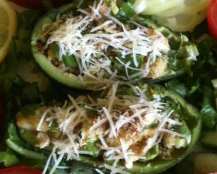 Салат Цезарь в лодочках из авокадо