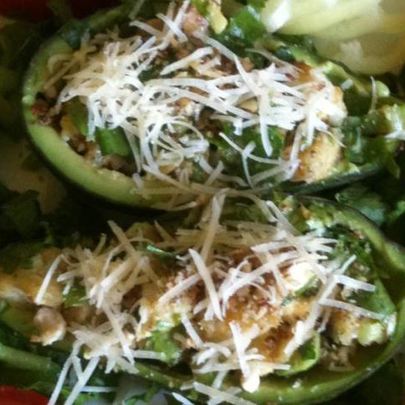 Салат Цезарь в лодочках из авокадо