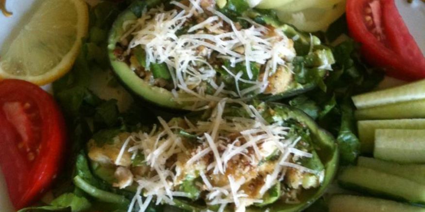 Рецепт салата цезарь в лодочках из авокадо