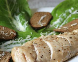 Салат Цезарь в минималистическом стиле