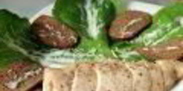 салат цезарь в минималистическом стиле