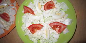 салат цезарьс креветками