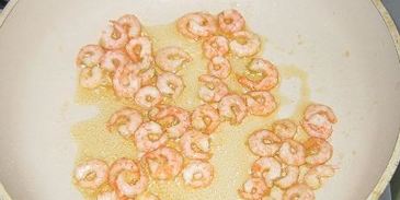 салат цезарьс креветками